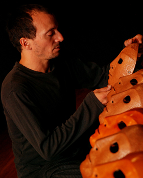 Alumno con máscaras neutras en el Estudio de formación actoral de Marcelo Savignone